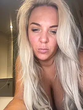 Snapshot of Bustyblondebabe32 chatting on 4, 10, 2025 Bustyblondebabe32 online show from 4, 10, 2025