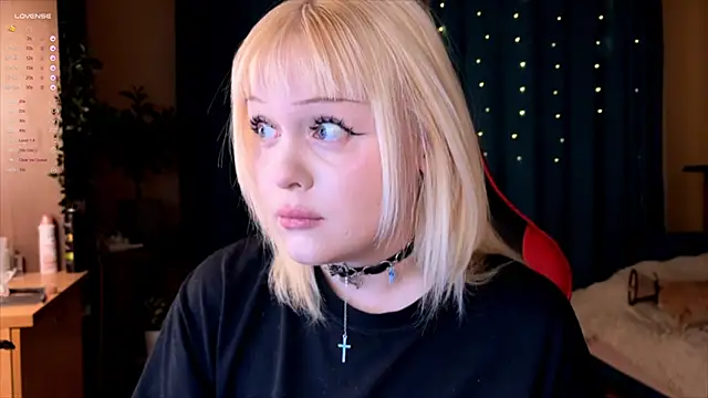 Snapshot of LisaLaas chatting on 2, 10, 2025 LisaLaas online show from 2, 10, 2025