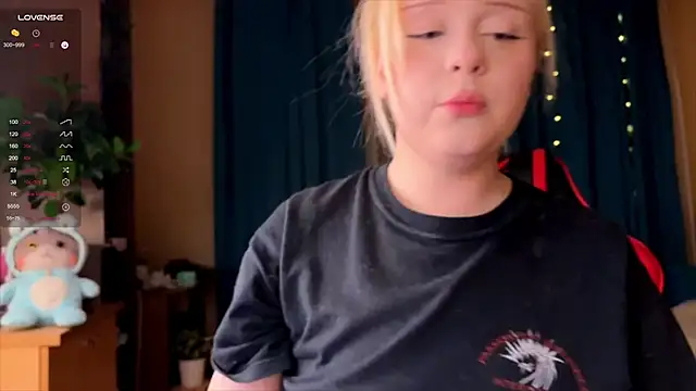 Snapshot of LisaLaas chatting on 3, 10, 2025 LisaLaas online show from 3, 10, 2025