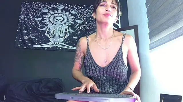 EvangelineCors online show from 14, 12, 2025