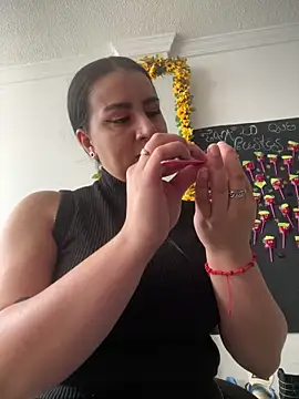 Abril Luv online show from 1, 10, 2025