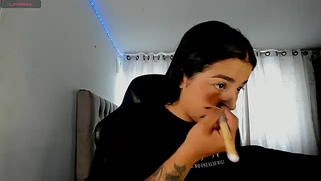 Snapshot of aliice_walker_ chatting on 2, 2, 2026 aliice walker online show from 2, 2, 2026