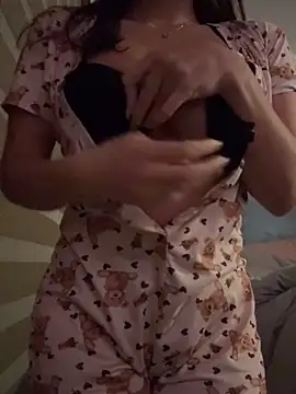 Snapshot of christhinna chatting on 28, 10, 2025 christhinna online show from 28, 10, 2025