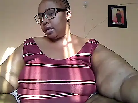 Snapshot of ZOQULUx chatting on 12, 9, 2025 ZOQULUx online show from 12, 9, 2025