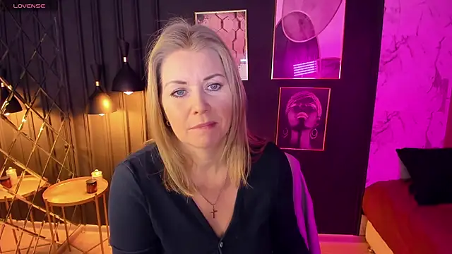 Annie Light online show from 4, 2, 2025