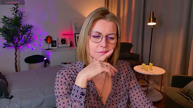 Annie Light online show from 28, 4, 2026