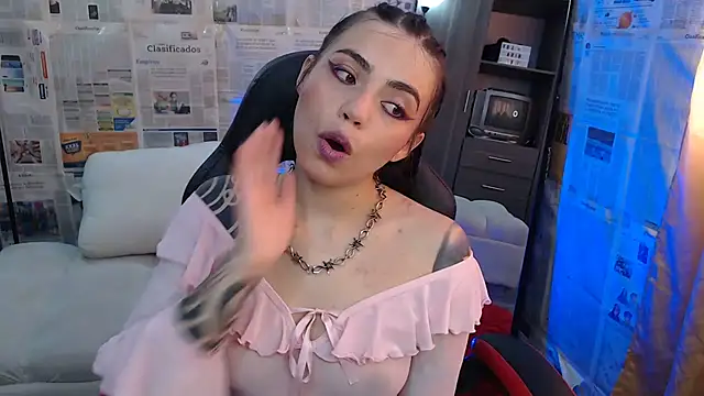 Snapshot of i_am_nina_ chatting on 8, 10, 2025 i am nina  online show from 8, 10, 2025