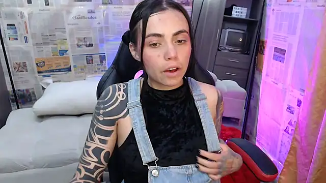 Snapshot of i_am_nina_ chatting on 13, 10, 2025 i am nina  online show from 13, 10, 2025