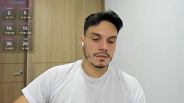 Snapshot of alejandro_stark chatting on 22, 10, 2025 alejandro stark online show from 22, 10, 2025