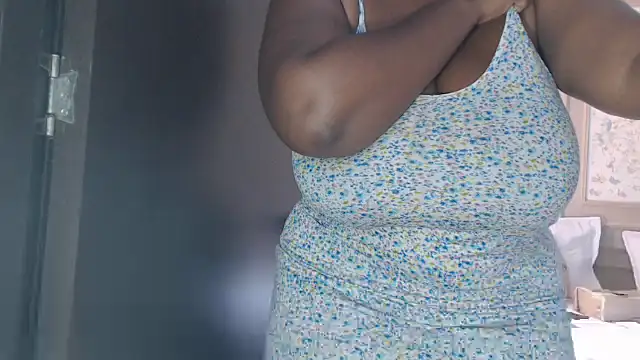 Snapshot of LiraRusso chatting on 24, 10, 2025 LiraRusso online show from 24, 10, 2025