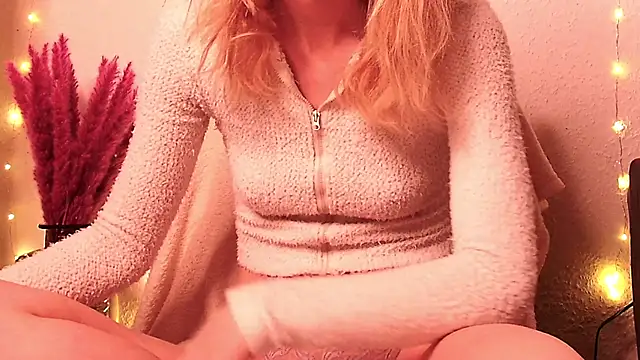 Snapshot of SecretAnni chatting on 5, 1, 2025 SecretAnni online show from 5, 1, 2025