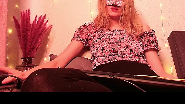 Snapshot of SecretAnni chatting on 8, 1, 2025 SecretAnni online show from 8, 1, 2025