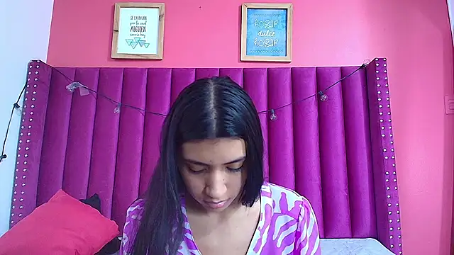 littlee emilyy  online show from 12, 12, 2024