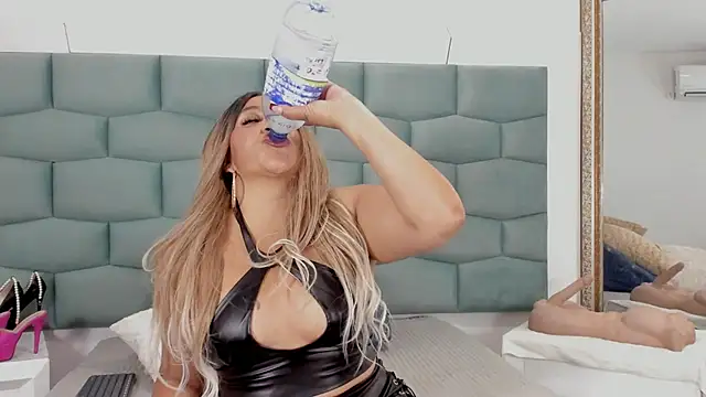 MiaMancini online show from 25, 9, 2025