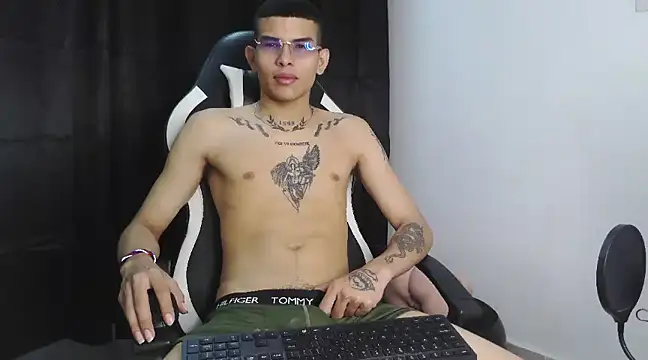 Snapshot of hot_king20 chatting on 18, 3, 2025 hot king20 online show from 18, 3, 2025