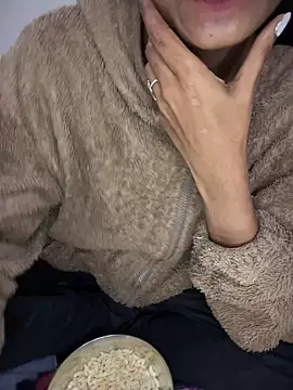 Snapshot of PARI_Hun chatting on 28, 12, 2024 PARI Hun online show from 28, 12, 2024