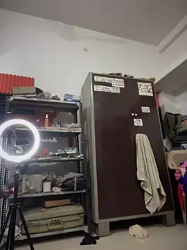 Snapshot of PARI_Hun chatting on 5, 1, 2025 PARI Hun online show from 5, 1, 2025