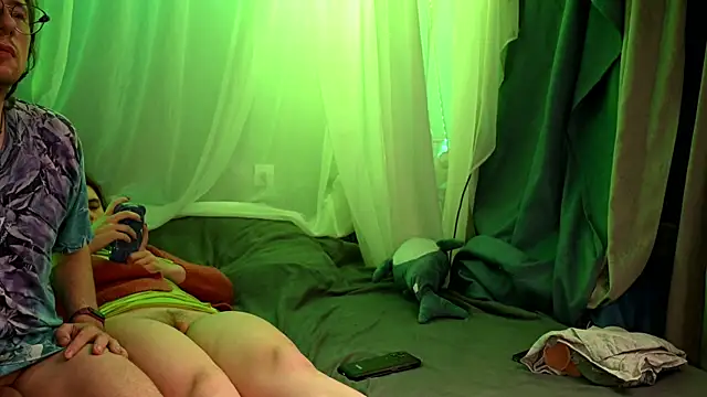 Snapshot of Claudia_and_elon_ chatting on 29, 9, 2025 Claudia and elon  online show from 29, 9, 2025