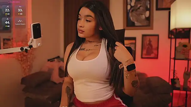 HannahW  online show from 8, 12, 2024