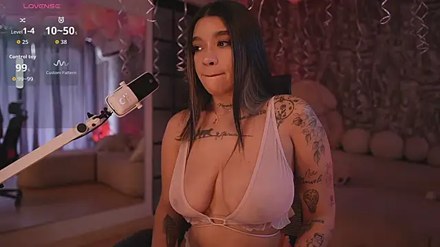 HannahW  online show from 9, 10, 2025