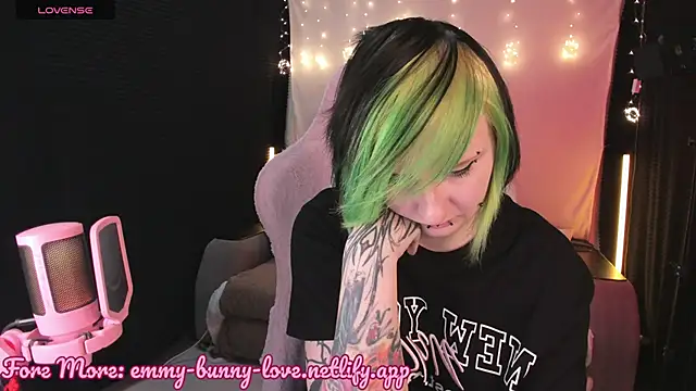 Snapshot of EmmyBunny chatting on 26, 10, 2025 EmmyBunny online show from 26, 10, 2025