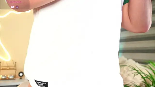 Snapshot of MatiasKorn chatting on 6, 11, 2025 MatiasKorn online show from 6, 11, 2025