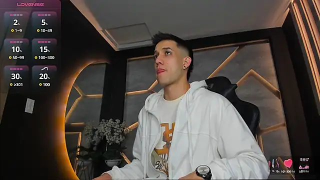 Snapshot of alexgiraldo_ chatting on 1, 2, 2025 alexgiraldo online show from 1, 2, 2025