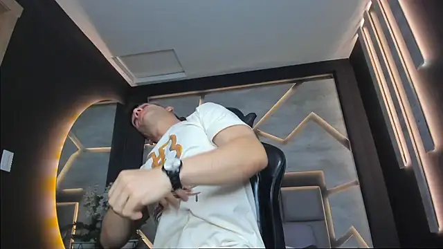 Snapshot of alexgiraldo_ chatting on 1, 2, 2025 alexgiraldo online show from 1, 2, 2025