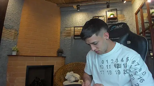 Snapshot of alexgiraldo_ chatting on 4, 2, 2025 alexgiraldo online show from 4, 2, 2025