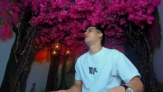 Snapshot of alexgiraldo_ chatting on 15, 2, 2025 alexgiraldo online show from 15, 2, 2025