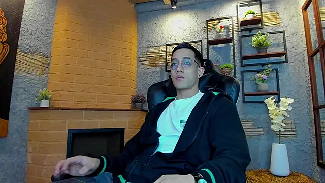 Snapshot of alexgiraldo_ chatting on 22, 2, 2025 alexgiraldo online show from 22, 2, 2025