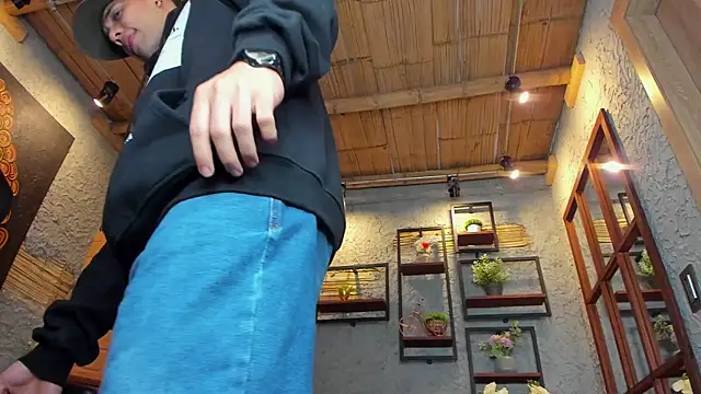 Snapshot of alexgiraldo_ chatting on 4, 3, 2025 alexgiraldo online show from 4, 3, 2025