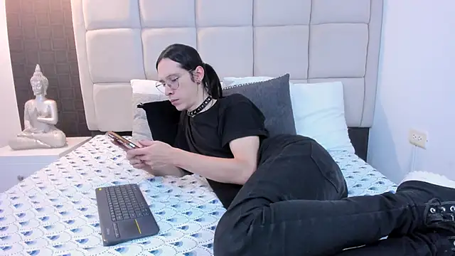 Hecatee 77 online show from 28, 2, 2025