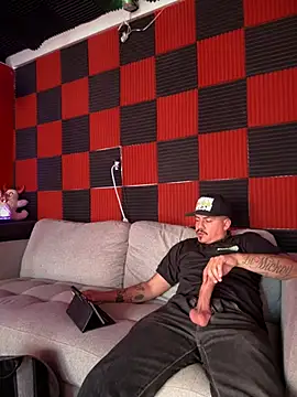 Snapshot of PeterGrandee chatting on 19, 2, 2025 PeterGrandee online show from 19, 2, 2025