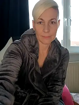 Snapshot of DarleenHot chatting on 6, 12, 2024 DarleenHot online show from 6, 12, 2024