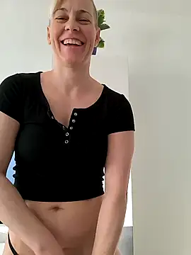 Snapshot of DarleenHot chatting on 7, 1, 2025 DarleenHot online show from 7, 1, 2025