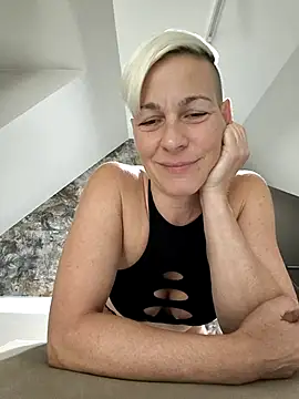 Snapshot of DarleenHot chatting on 2, 10, 2025 DarleenHot online show from 2, 10, 2025