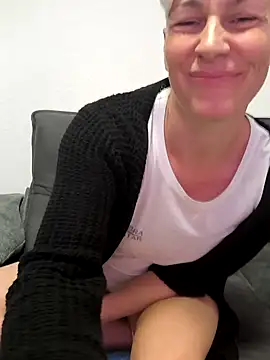 Snapshot of DarleenHot chatting on 21, 10, 2025 DarleenHot online show from 21, 10, 2025