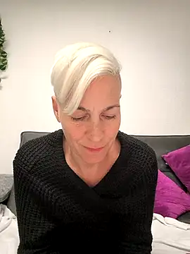 Snapshot of DarleenHot chatting on 24, 10, 2025 DarleenHot online show from 24, 10, 2025