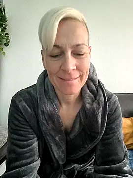 Snapshot of DarleenHot chatting on 25, 10, 2025 DarleenHot online show from 25, 10, 2025