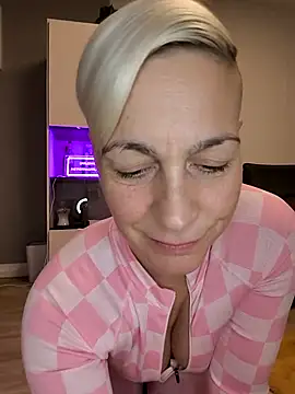 Snapshot of DarleenHot chatting on 4, 12, 2025 DarleenHot online show from 4, 12, 2025