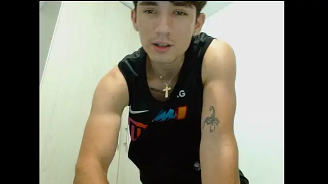 Snapshot of ChicoMaloFfF chatting on 18, 10, 2025 ChicoMaloFfF online show from 18, 10, 2025