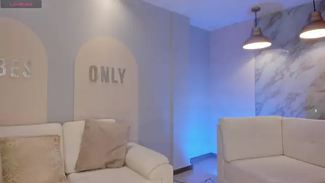 LizzHamilton   online show from 2, 11, 2025