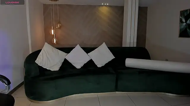 LizzHamilton   online show from 17, 12, 2025