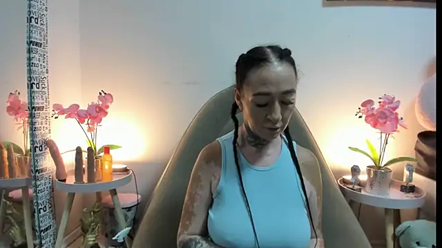 Rayanablackandwhite online show from 9, 9, 2025